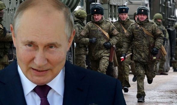 Putin overlooks troops